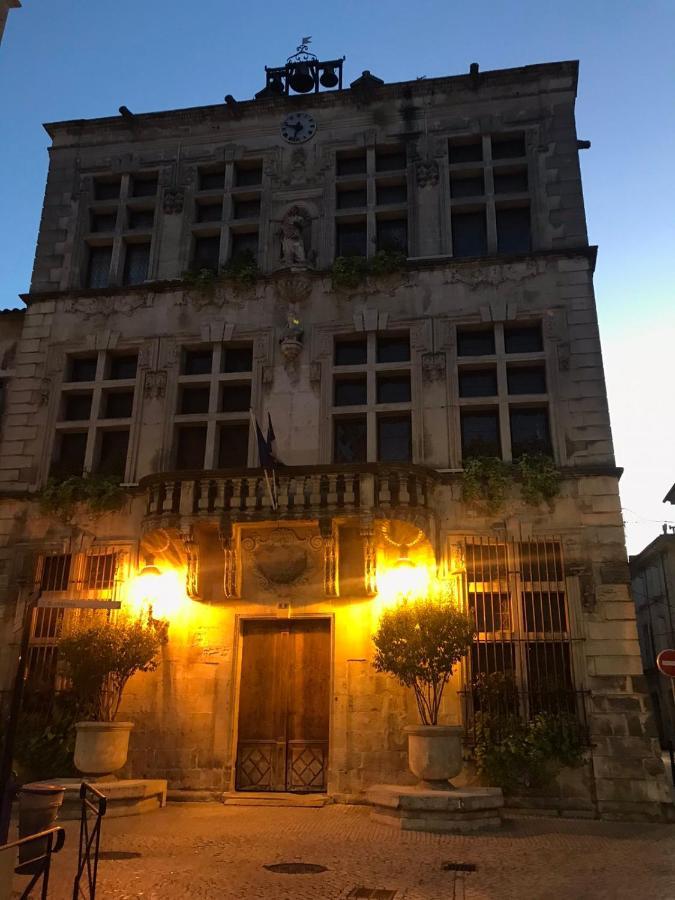 Charmant Appartement Au Coeur De Tarascon Bagian luar foto